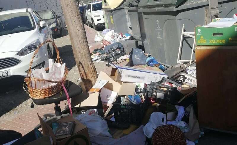 Enseres domésticos y basura depositados sobre la acera/TA.